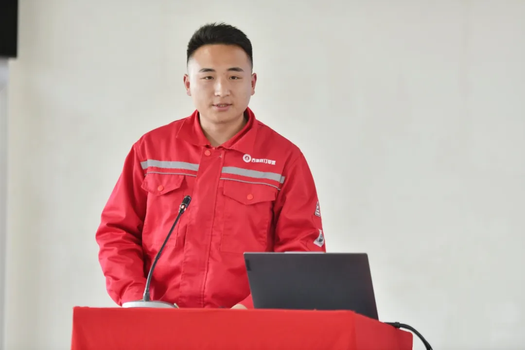 “吉瑞祥石油工程技术专业订单班”学生王杰在汇报上的分享